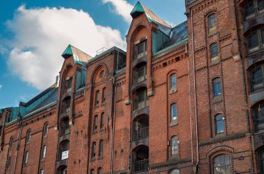 Almanya. Hamburg. Bir ahır şehir tuğla ile Hamburg'da ev sahipliği yapmaktadır. 13 Şubat 2018