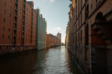 Almanya. Hamburg. Bir ahır şehir tuğla ile Hamburg'da ev sahipliği yapmaktadır. 13 Şubat 2018