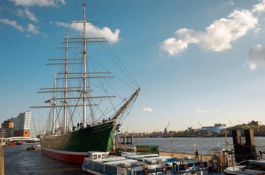 Almanya. Hamburg. Hamburg'da Elbe Nehri üzerinde tekne. 13 Şubat 2018
