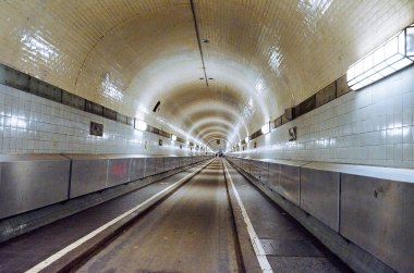 Almanya. Hamburg. Eski tüneli Hamburg'da Elbe Nehri altında. 13 Şubat 2018