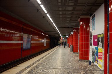 Almanya. Hamburg. Hamburg'da Metro İstasyonu. 13 Şubat 2018