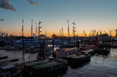 Almanya. Hamburg. Hamburg'da Elbe Nehri üzerinde tekne. 13 Şubat 2018
