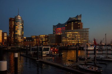 Almanya. Hamburg. Hamburg'da Elbe Nehri üzerinde tekne. 13 Şubat 2018