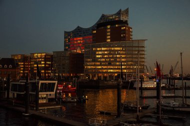 Almanya. Hamburg. Hamburg'da Elbe Nehri üzerinde tekne. 13 Şubat 2018