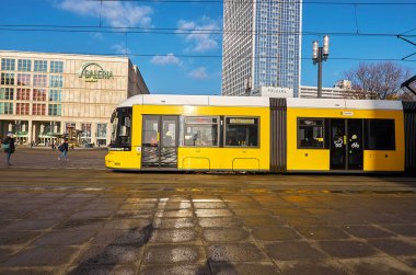 Almanya. Berlin. Berlin Alexanderplatz Meydanı tramvay. 16 Şubat 2018