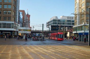 Almanya. Berlin. Berlin Dünya saati Alexanderplatz Meydanı'nda. 16 Şubat 2018