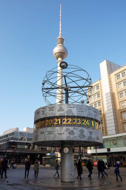 Almanya. Berlin. Berlin Dünya saati Alexanderplatz Meydanı'nda. 16 Şubat 2018