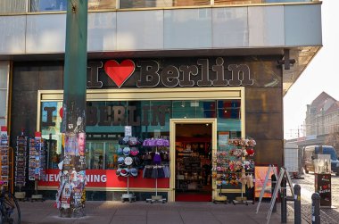 Almanya. Berlin. Hediyelik eşya dükkanı Berlin Alexanderplatz Meydanı. 16 Şubat 2018