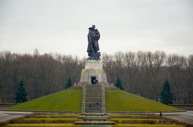 Almanya. Berlin. Treptow Park. Savaşçı Berlin'de Liberator anıt. 17 Şubat 2018