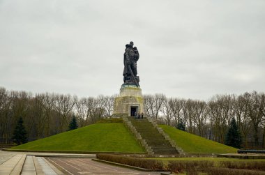 Almanya. Berlin. Treptow Park. Savaşçı Berlin'de Liberator anıt. 17 Şubat 2018