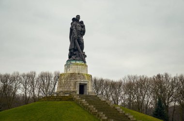 Almanya. Berlin. Treptow Park. Savaşçı Berlin'de Liberator anıt. 17 Şubat 2018