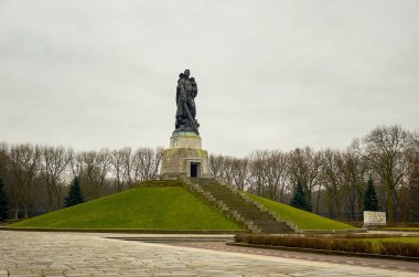 Almanya. Berlin. Treptow Park. Savaşçı Berlin'de Liberator anıt. 17 Şubat 2018