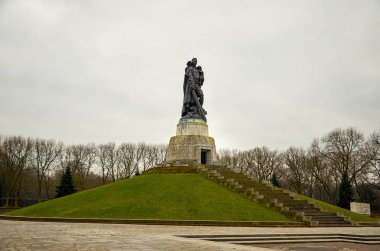 Almanya. Berlin. Treptow Park. Savaşçı Berlin'de Liberator anıt. 17 Şubat 2018
