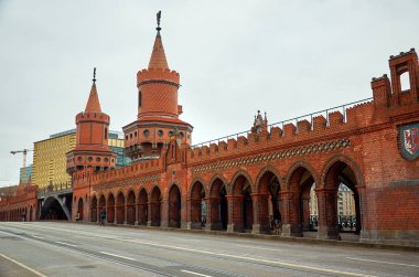 Almanya. Berlin. Berlin Spree Nehri üzerinde Oberbaumbruckke köprü. 17 Şubat 2018
