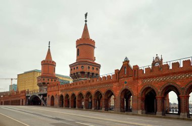 Almanya. Berlin. Berlin Spree Nehri üzerinde Oberbaumbruckke köprü. 17 Şubat 2018