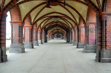 Almanya. Berlin. Berlin Spree Nehri üzerinde Oberbaumbruckke köprü. 17 Şubat 2018