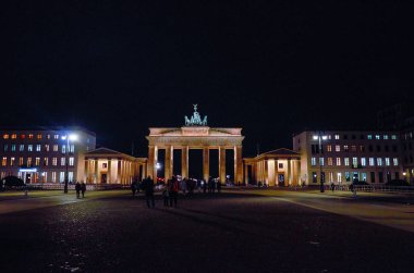 Almanya. Berlin. Brandenburg Kapısı. Gece cityscape Berlin. 17 Şubat 2018