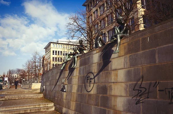 Niemcy Berlin Kompozycja Rzeźbiarska Kąpiących Się Spree Berlinie Lutego 2018 — Zdjęcie stockowe