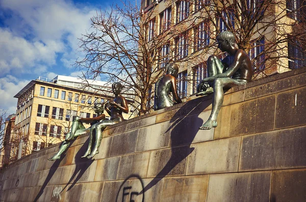 Almanya Berlin Berlin Heykel Kompozisyon Spree Üzerinde Yıkananlara Şubat 2018 — Stok fotoğraf