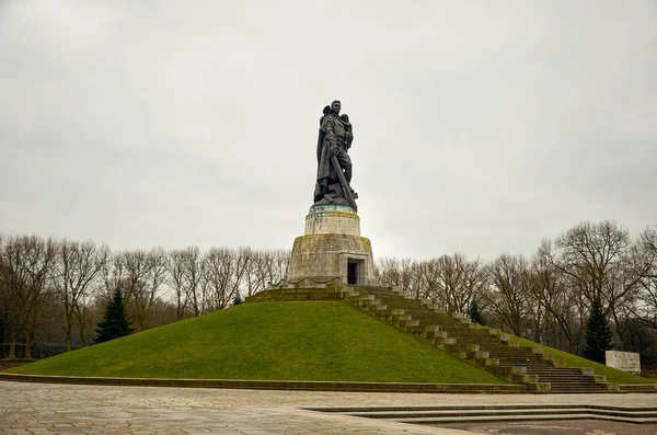 Almanya. Berlin. Treptow Park. Savaşçı Berlin'de Liberator anıt. 17 Şubat 2018
