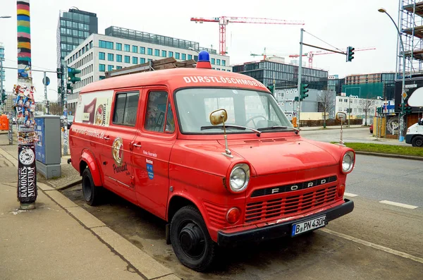 Γερμανία Βερολίνο Κόκκινο Αυτοκίνητο Στον Δρόμο Στο Βερολίνο Φεβρουαρίου 2018 — Φωτογραφία Αρχείου