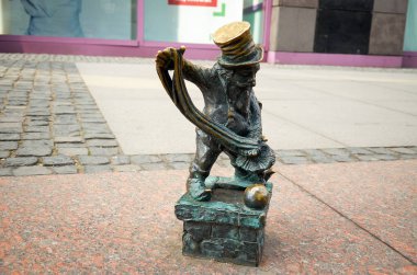 Polonya. Wroclaw. Wroclaw GNOME bronz heykelcik. 20 Şubat 2018