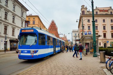Polonya. Krakow. Krakow'da mavi tramvay. Şubat 21, 2018