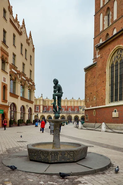 Polonya Krakow Krakow Mariack Meydanı Nda Jacques Çeşmesi Şubat 2018 — Stok fotoğraf