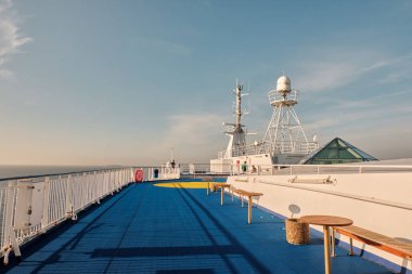 Danimarka. Kopenhag. Kopenhag yakınlarındaki deniz yüzeyinde gemi. Eylül 19, 2018