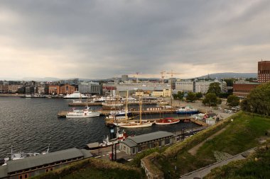 Norveç. Oslo. Oslo fiyordunun ve şehrin kale duvarlarının manzarası. 18 Eylül 2018