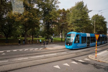 İsveç. Stockholm. Stockholm sokaklarında mavi tramvay. 17 Eylül 2018