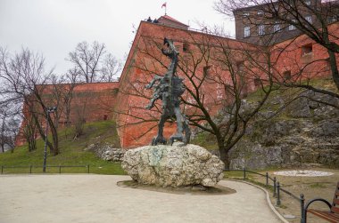 Polonya. Krakow. Krakow 'da Wawel Dragon heykeli. 21 Şubat 2018