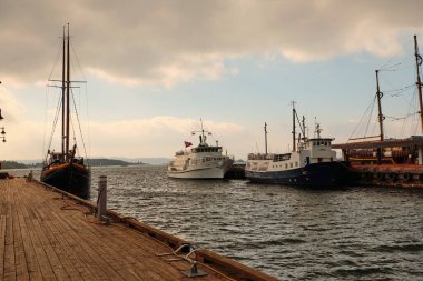 Norveç. Oslo. Oslo 'daki iskelede gemiler var. 18 Eylül 2018
