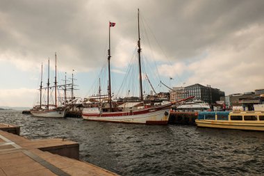 Norveç. Oslo. Oslo 'daki iskelede gemiler var. 18 Eylül 2018