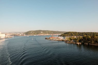 Norveç. Oslo. Feribot güvertesinden Oslo fiyordunun manzarası. 18 Eylül 2018