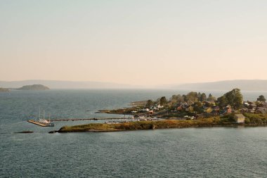 Norveç. Oslo. Feribot güvertesinden Oslo fiyordunun manzarası. 18 Eylül 2018