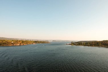 Norveç. Oslo. Feribot güvertesinden Oslo fiyordunun manzarası. 18 Eylül 2018