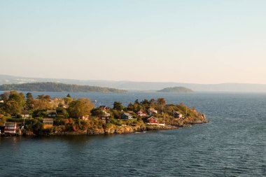 Norveç. Oslo. Feribot güvertesinden Oslo fiyordunun manzarası. 18 Eylül 2018