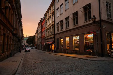 İsveç. Stockholm. Stockholm 'deki evler ve sokaklar akşam ışıklarıyla dolu. Şehir manzarası. 17 Eylül 2018