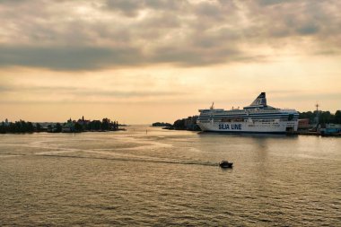 Finlandiya. Helsinki. Helsinki 'deki iskelede büyük bir feribot. 16 Eylül 2018