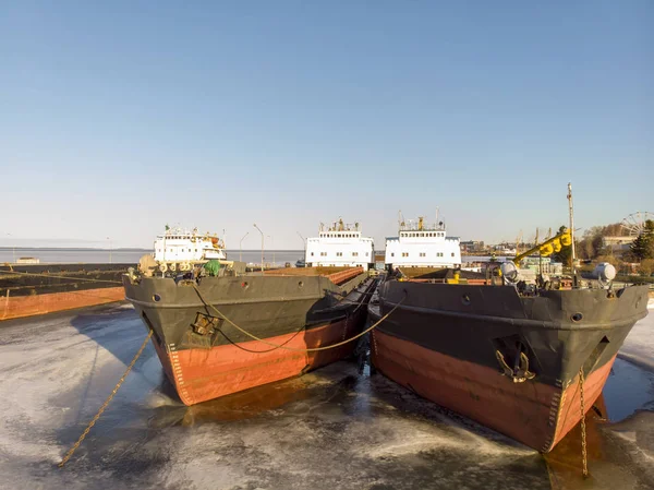 Navio de carga atracado no porto — Fotografia de Stock