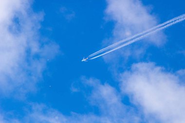 Kopya uzayı ile mavi gökyüzüne doğru giden uçaklar