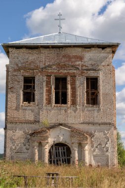 Rus ların duvarları yıkılan kırmızı tuğladan kilise