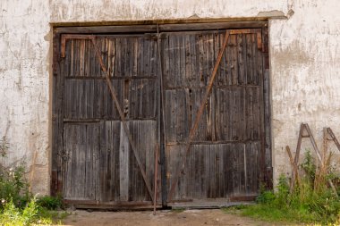 Taş sütunlu ahşap kapılar. Tasarım vintage tarzı.