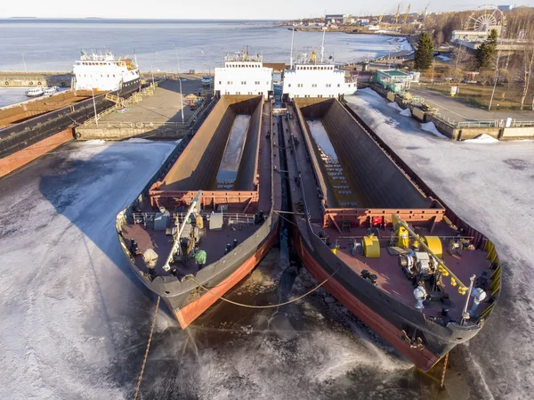 Cargo ship docked in port — Stok fotoğraf