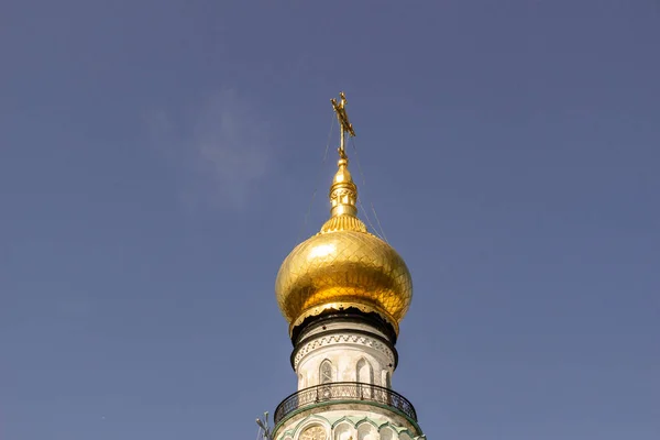 Az ortodox egyház arany kupolái a kék ég ellen. — Stock Fotó