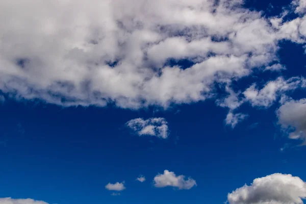 Nubes contra el cielo azul como fondo — Foto de Stock