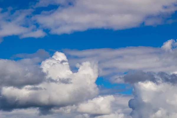 Nuvole contro il cielo blu come sfondo — Foto Stock