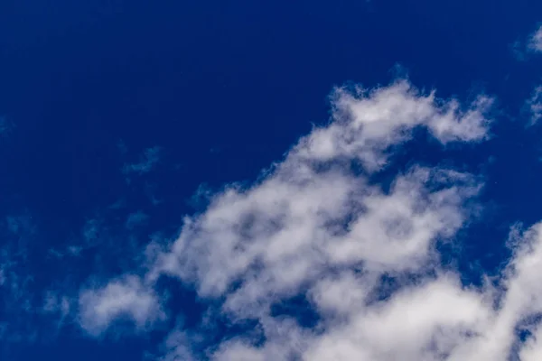 Nubes contra el cielo azul como fondo — Foto de Stock