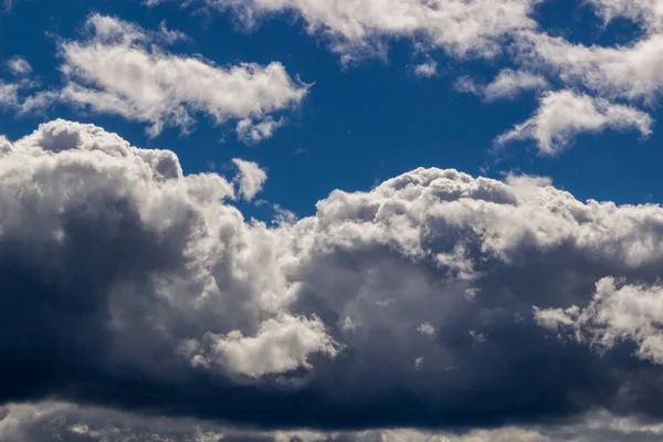 Wolken tegen blauwe hemel als achtergrond — Stockfoto